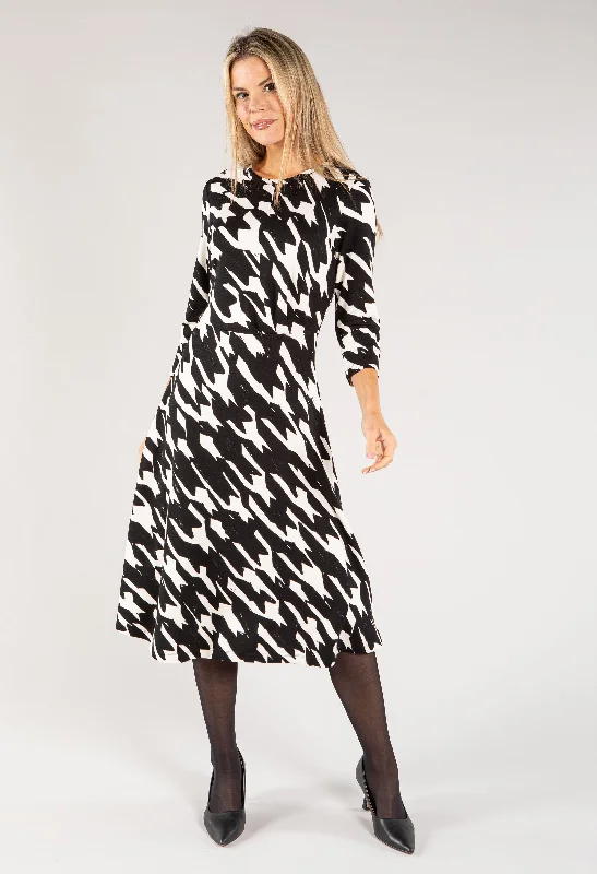 Weekend Only Steals Houndstooth Print Midi Dress