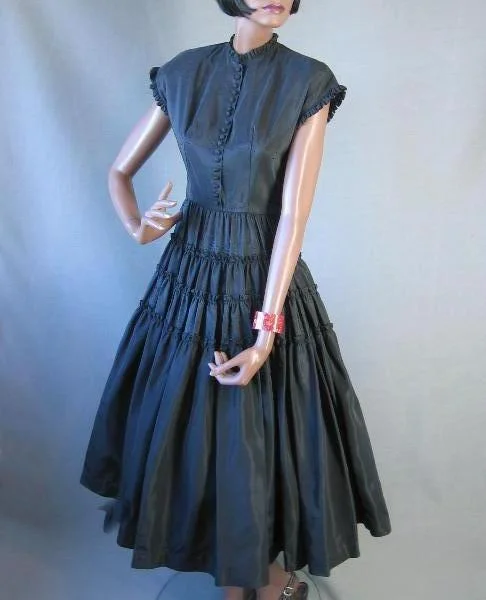 Weekend Sale Extravaganza 50s Women's Dress Vintage New Look Cocktail Party Full Skirt Taffeta Small to Medium Young Hollywood VFG Weekend Sale Extravaganza 50s Women's Dress Vintage New Look Cocktail Party Full Skirt Taffeta Small to Medium Young Hollywood VFG